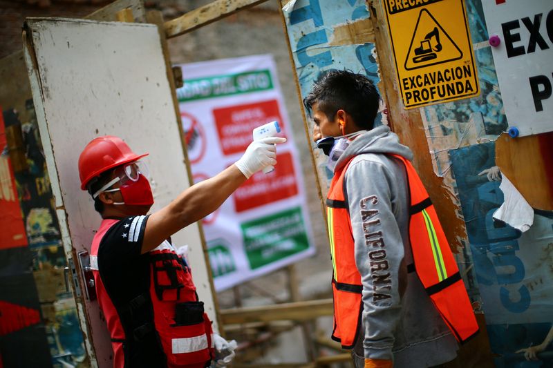 &copy; Reuters. Imagen de archivo. Un empleado, con mascarilla, toma la temperatura de un trabajador de la construcción durante el primer día de la reapertura gradual de las industrias &quot;esenciales&quot;, mientras continúa la pandemia del coronavirus en Ciudad de 