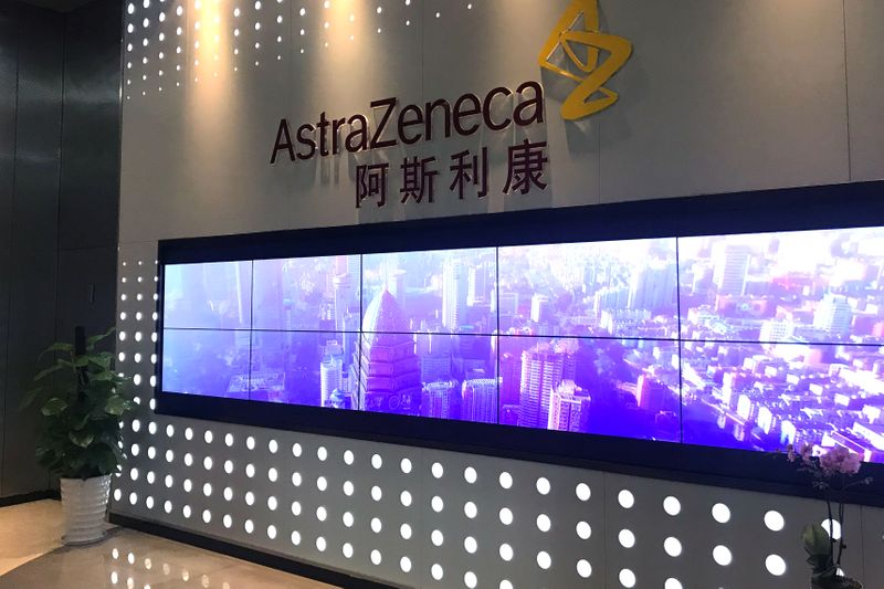 &copy; Reuters. Логотип AstraZeneca в офисе компании в Китае