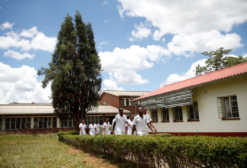 &copy; Reuters. FILE PHOTO: Nurses break for lunch at a local government hospital in Harare