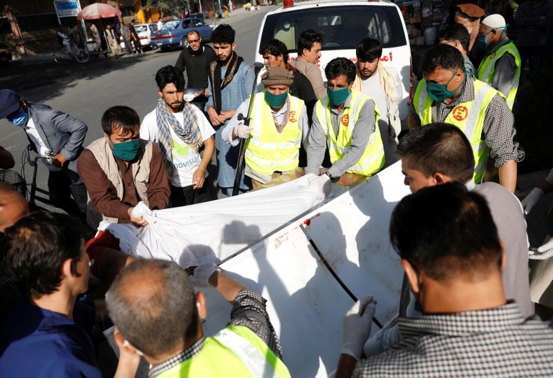 &copy; Reuters. Unos afganos llevan a uno de los herido a un hospital tras la explosión en Kabul, Afganistán, el 9 de septiembre de 2020