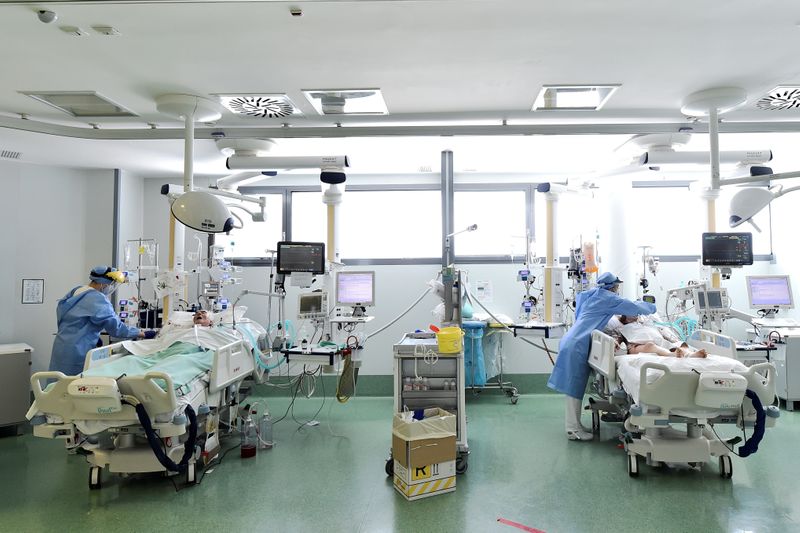 &copy; Reuters. Il personale sanitario visita i pazienti ricoverati nel reparto di terapia intensiva dell&apos;ospedale Papa Giovanni XXIII di Bergamo per coronavirus