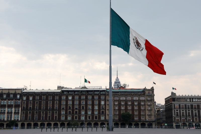 &copy; Reuters. Мексиканский флаг в Мехико-Сити