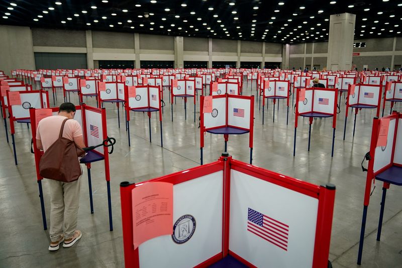 &copy; Reuters. FILE PHOTO: FILE PHOTO: Primary Election Day in Louisville