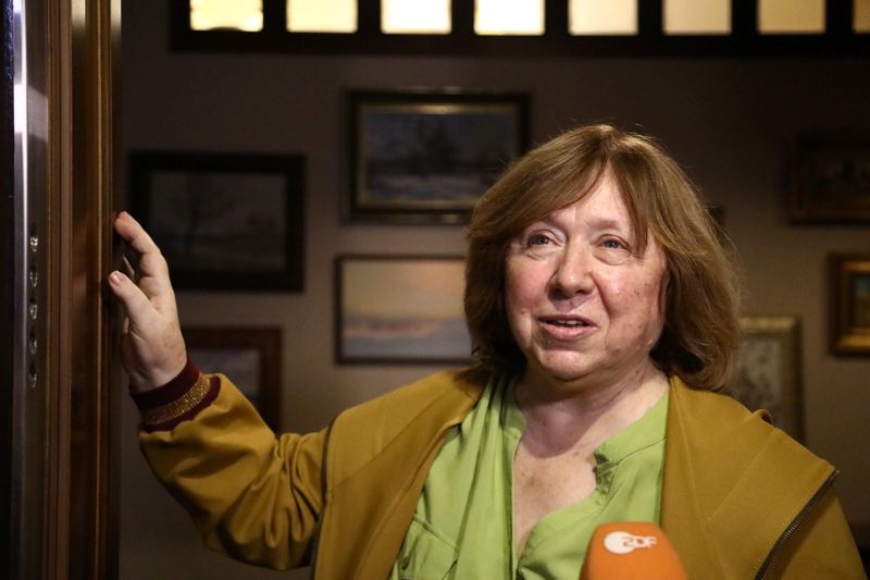 © Reuters. The 2015 Nobel literature laureate Svetlana Alexievich speaks to reporters at her apartment  in Minsk