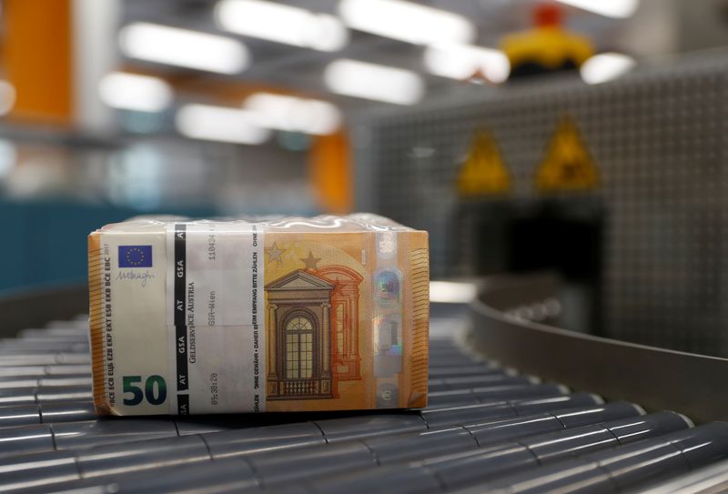 &copy; Reuters. FOTO DE ARCHIVO: Un paquete de billetes de 50 euros se mueve a lo largo de una cinta transportadora en la sede de la empresa Money Service Austria en Viena