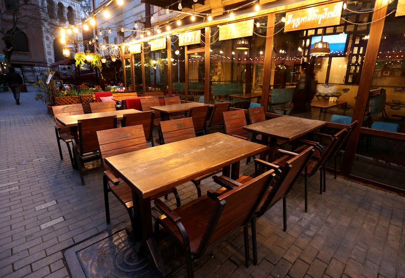 &copy; Reuters. Пустое кафе в популярном у туристов районе Тбилиси
