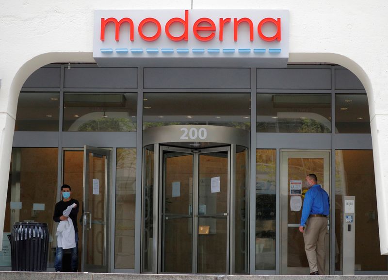 © Reuters. FILE PHOTO: Moderna Therapeutics seen during COVID-19 in Massachusetts