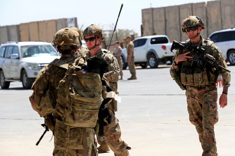 © Reuters. IMAGEN DE ARCHIVO: Soldados estadounidenses durante la ceremonia de traspaso de la base militar Taji, que estaba bajo control de tropas de la coalición liderada por Washington, a fuerzas de seguridad iraquíes, en el norte de Bagdad