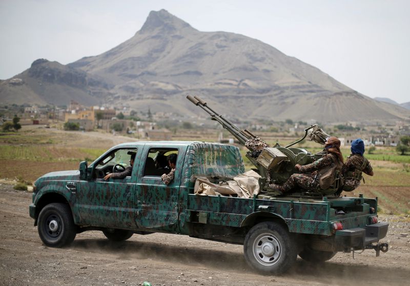 &copy; Reuters. الحوثيون يعلقون الرحلات الجوية إلى صنعاء مع اشتداد الحرب الاقتصادية