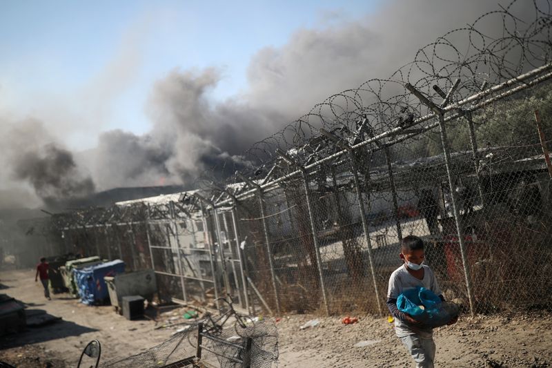 &copy; Reuters. Criança caminha em acampamento de refugiados atingido por incêndio na ilha grega de Lesbos