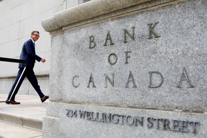 &copy; Reuters. FILE PHOTO: Governor of the Bank of Canada Tiff Macklem walks outside the Bank of Canada building in Ottawa