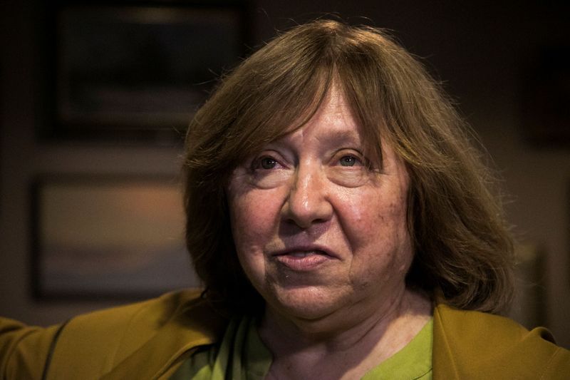 &copy; Reuters. Escritora Svetlana Alexievich concede entrevista a repórteres em Minsk