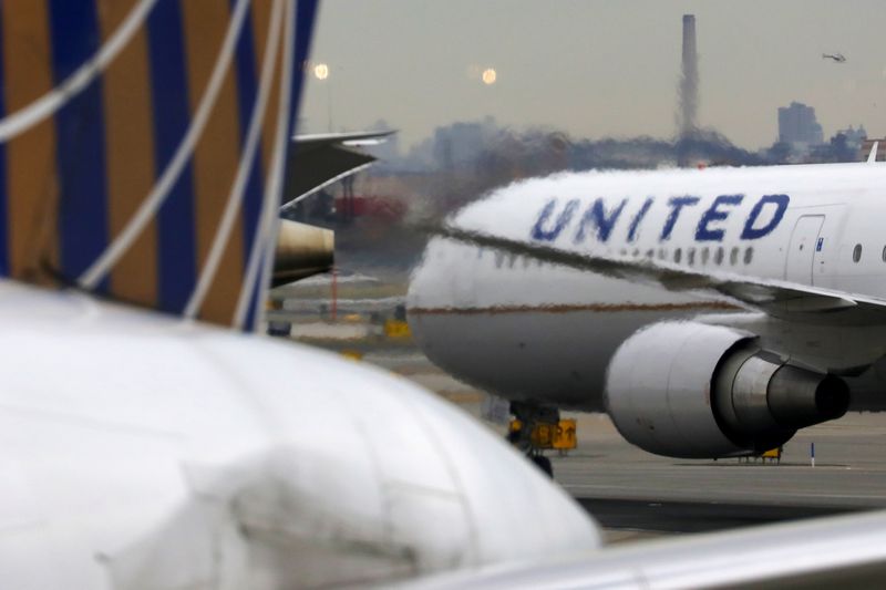 &copy; Reuters. FILE PHOTO: A United Airlines passenger jet taxis at Newark Liberty International Airport