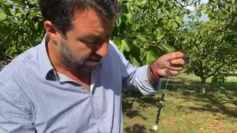 &copy; Reuters. El líder del partido italiano de extrema derecha Liga, Matteo Salvini, muestra un rosario arrancado por una mujer que le agredió mientras hacía campaña en la ciudad de Pontassieve, en la región central de Toscana, durante una transmisión en vivo en 