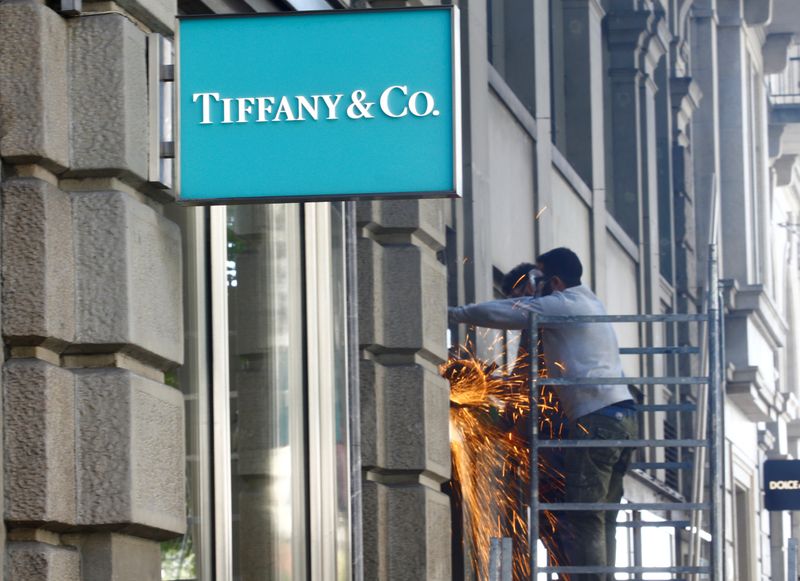 © Reuters. Logo del grupo joyero estadounidense Tiffany & Co. en Zuis seen in Zurich
