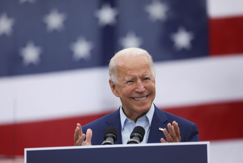 © Reuters. Democratic U.S. presidential nominee Joe Biden campaigns in Warren, Michigan