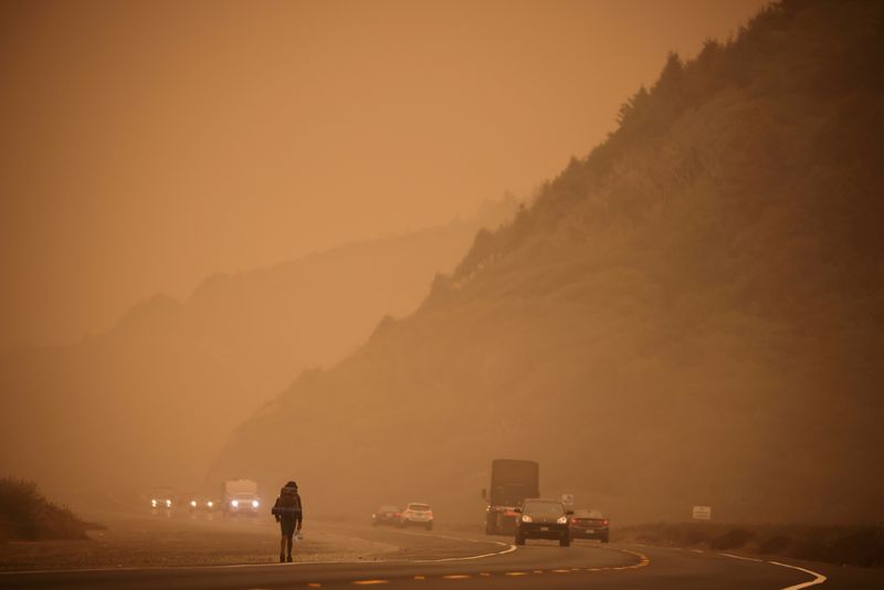 © Reuters. Wildfire rages across western U.S.