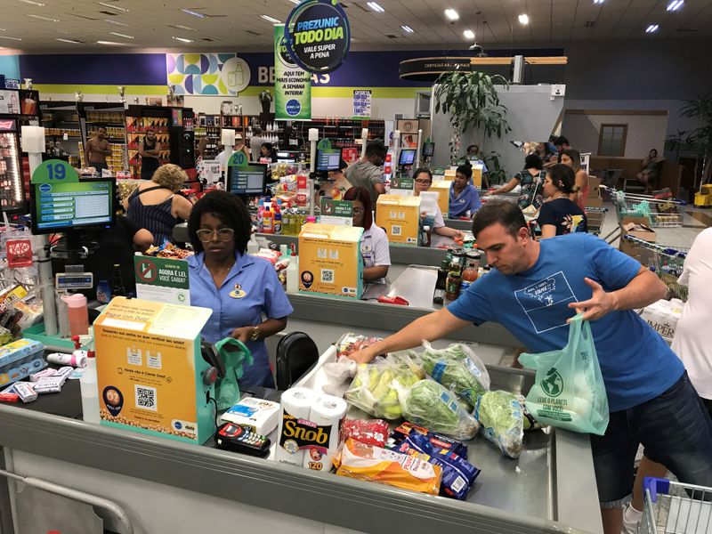 © Reuters. Consumidores em supermercado no Rio de Janeiro