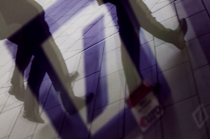 &copy; Reuters. Pedestrians are reflected in a window as they walk in front of the headquarters of Deutsche Bank AG in Frankfurt