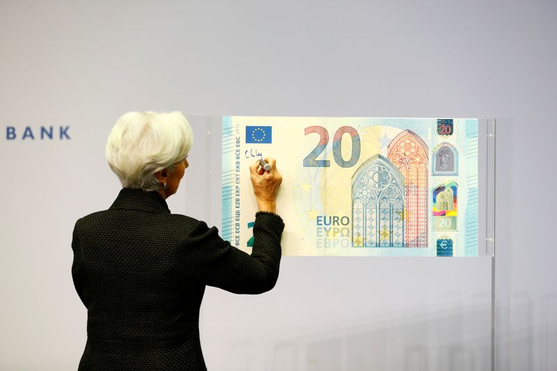 © Reuters. FILE PHOTO: European Central Bank (ECB) President Lagarde gives a signature for newly printed euro banknotes in Frankfurt