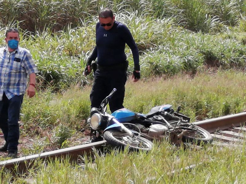 © Reuters. A motorcycle is seen at the site where the body of journalist Julio Valdivia was found in Tezonapa