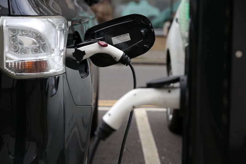 © Reuters. Electric cars charge on a street in London