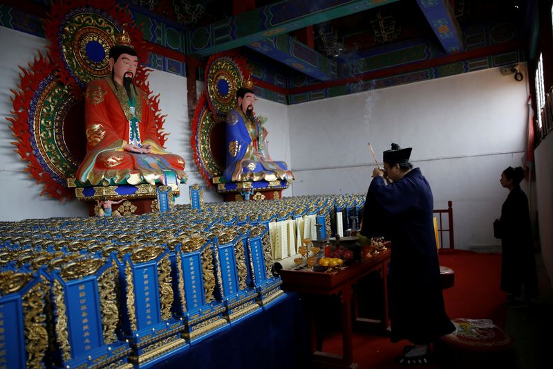 &copy; Reuters. The Wider Image: Taoist priest honours China&apos;s coronavirus dead with memorial tablets