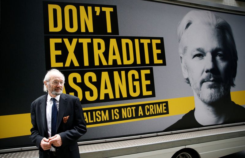 &copy; Reuters. FOTO DE ARCHIVO. El padre del fundador de WikiLeaks Julian Assange, John Shipton, es visto fuera del Old Bailey, el Tribunal Penal Central antes de una audiencia para decidir si Assange debe ser extraditado a los Estados Unidos, en Londres, Reino Unido