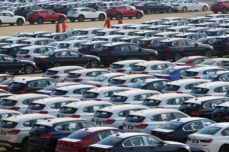 &copy; Reuters. Newly manufactured cars are seen at a port in Dalian