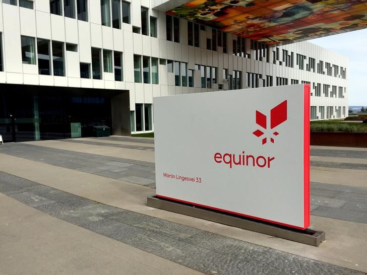 &copy; Reuters. FILE PHOTO: An Equinor sign at the company&apos;s headquarters in Norway