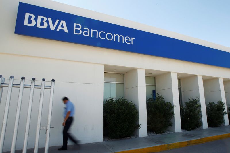 &copy; Reuters. Foto de archivo: Un hombre pasa junto a una sucursal bancaria de BBVA Bancomer en Ciudad Juárez