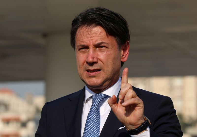 © Reuters. Italian Prime Minister Giuseppe Conte, gestures during a news conference at a field hospital built by Italian military in Hadath