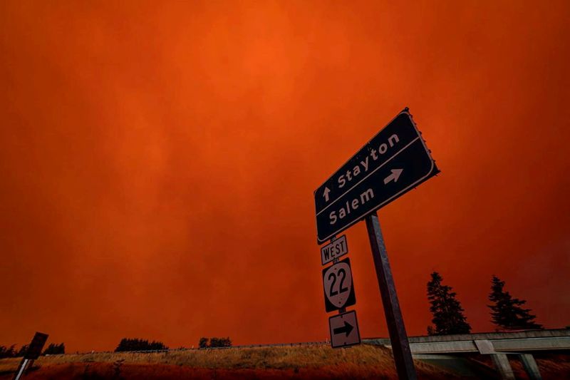 &copy; Reuters. Un cielo enrojecido y un humo espeso en Salem City, Oregón, EEUU, el 8 de septiembre de 2020