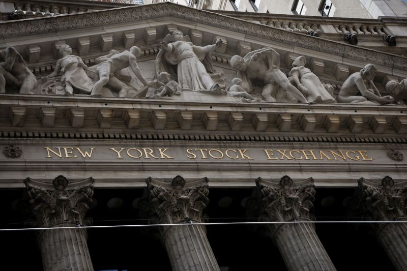 &copy; Reuters. Фасад здания Нью-Йоркской фондовой биржи