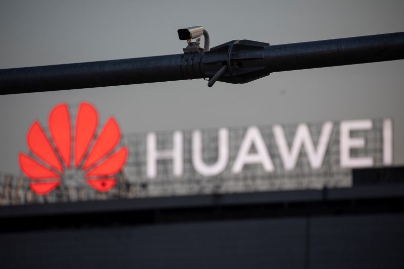 &copy; Reuters. A surveillance camera is seen in front of a Huawei logo, in Belgrade
