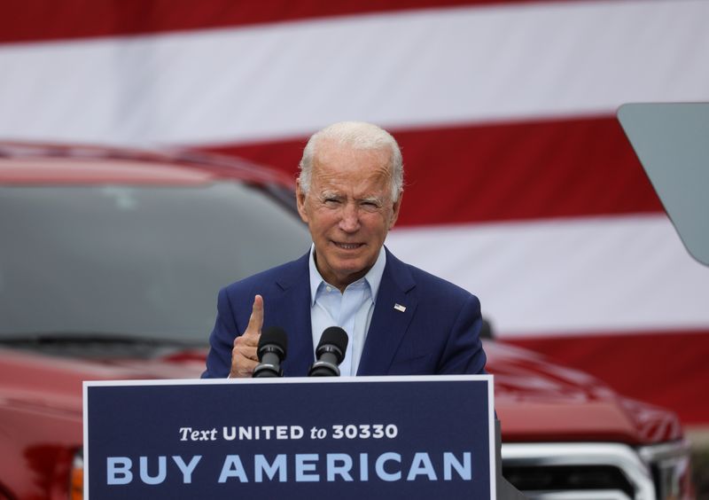 © Reuters. Democratic U.S. presidential nominee Joe Biden campaigns in Warren, Michigan