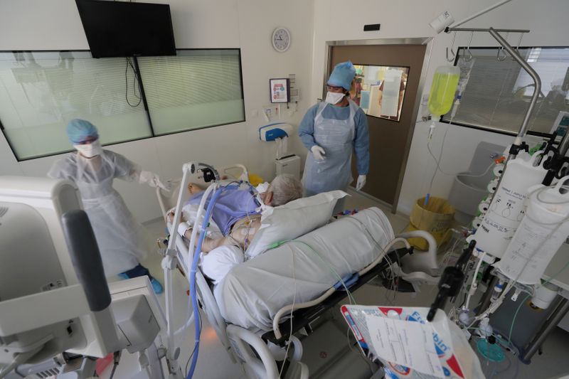 &copy; Reuters. FILE PHOTO: Hospitalisations of COVID-19 patients rise in Marseille