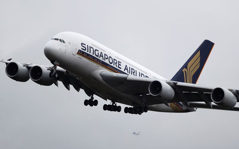 © Reuters. SINGAPORE AIRLINES VA SUPPRIMER 4.300 POSTES, UN PLAN SOCIAL HISTORIQUE