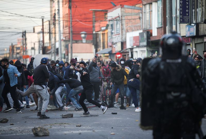 &copy; Reuters. مقتل سبعة في احتجاجات على وحشية الشرطة في كولومبيا