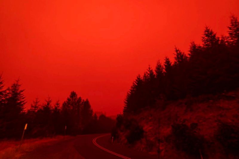 &copy; Reuters. Red sky and thick smoke are seen in Salem City