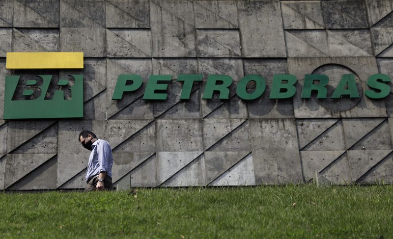 © Reuters. Pedestre diante da sede da Petrobras no Rio de Janeiro