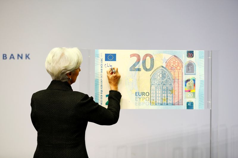 &copy; Reuters. FILE PHOTO: European Central Bank (ECB) President Lagarde gives a signature for newly printed euro banknotes in Frankfurt