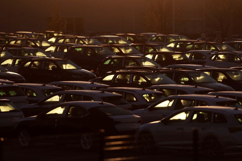 &copy; Reuters. FILE PHOTO: Cars are parked in the courtyard of Skoda Auto&apos;s factory as the company restarts production after shutting down last month due to the coronavirus disease (COVID-19) outbreak in Mlada Boleslav