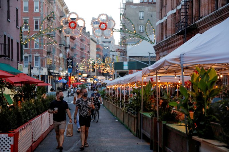 &copy; Reuters. sbuFILE PHOTO: FILE PHOTO: New York City Mayor Bill de Blasio announced 21 more locations for outdoor dining options as part of a city initiative in Manhattan, New York