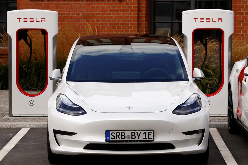 &copy; Reuters. Tesla managers demonstrate V3 superchargers on German research campus in Berlin