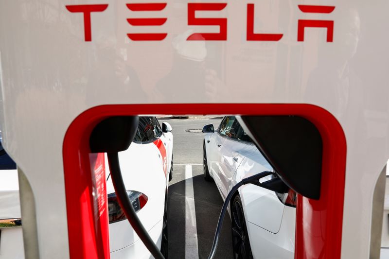 &copy; Reuters. Tesla managers demonstrate V3 superchargers on German research campus in Berlin