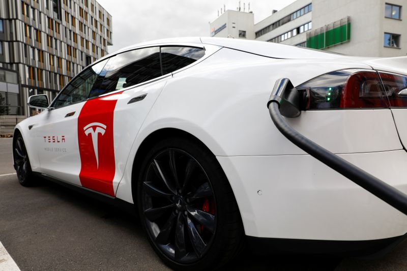 © Reuters. Tesla managers demonstrate V3 superchargers on German research campus in Berlin