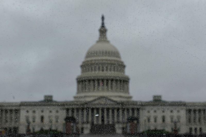 &copy; Reuters. El edificio del Capitolio a través de gotas de lluvia en el parabrisas de un automóvil en Washington, EEUU. 10 de septiembre de 2020.