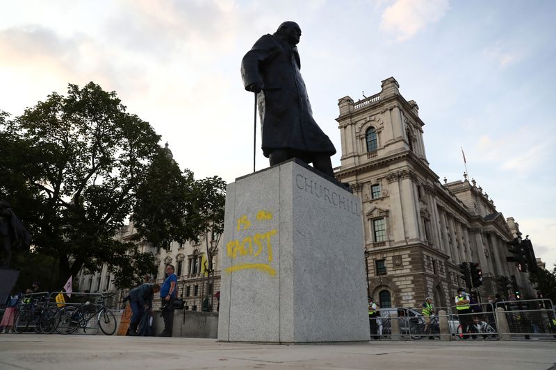 &copy; Reuters. A graffiti is seen on the statue of Winston Churchill, in London