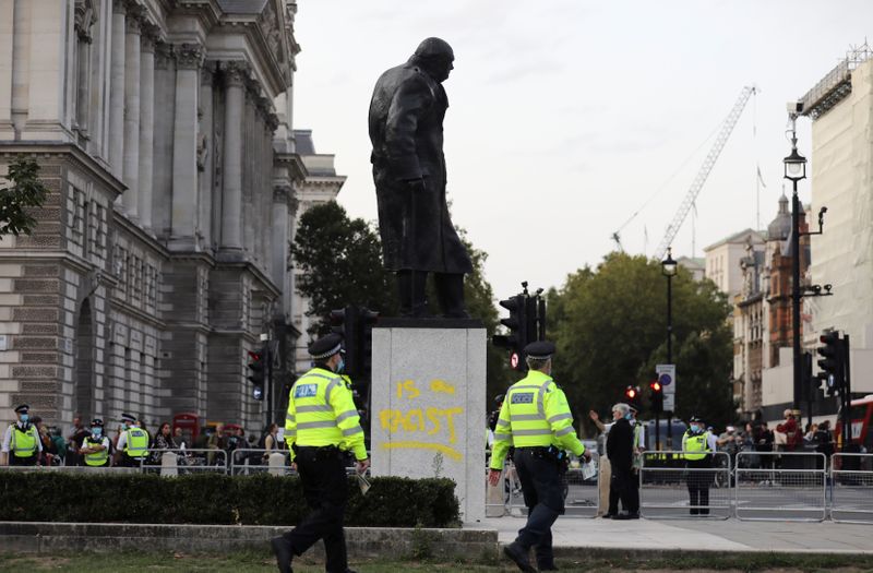 &copy; Reuters. A graffiti is seen on the statue of Winston Churchill, in London